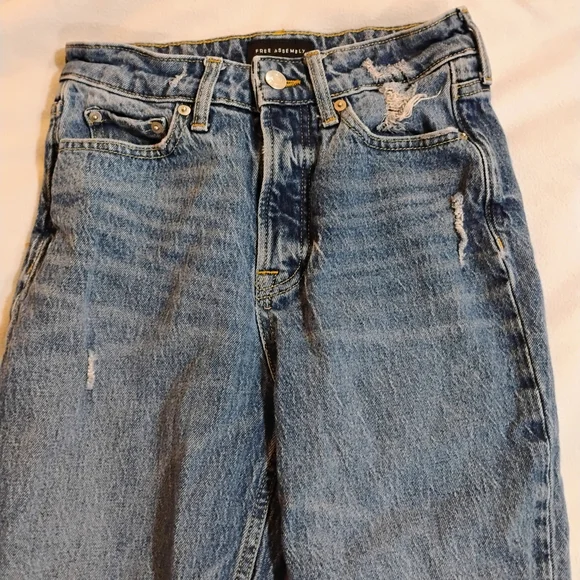 Stylish Distressed Blue Straight Leg Ripped Jeans for Women - Picture 2 of 14